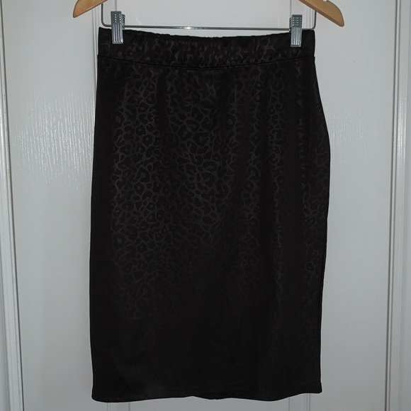 4 for $20 🖤 Leopard print sheen pencil skirt
